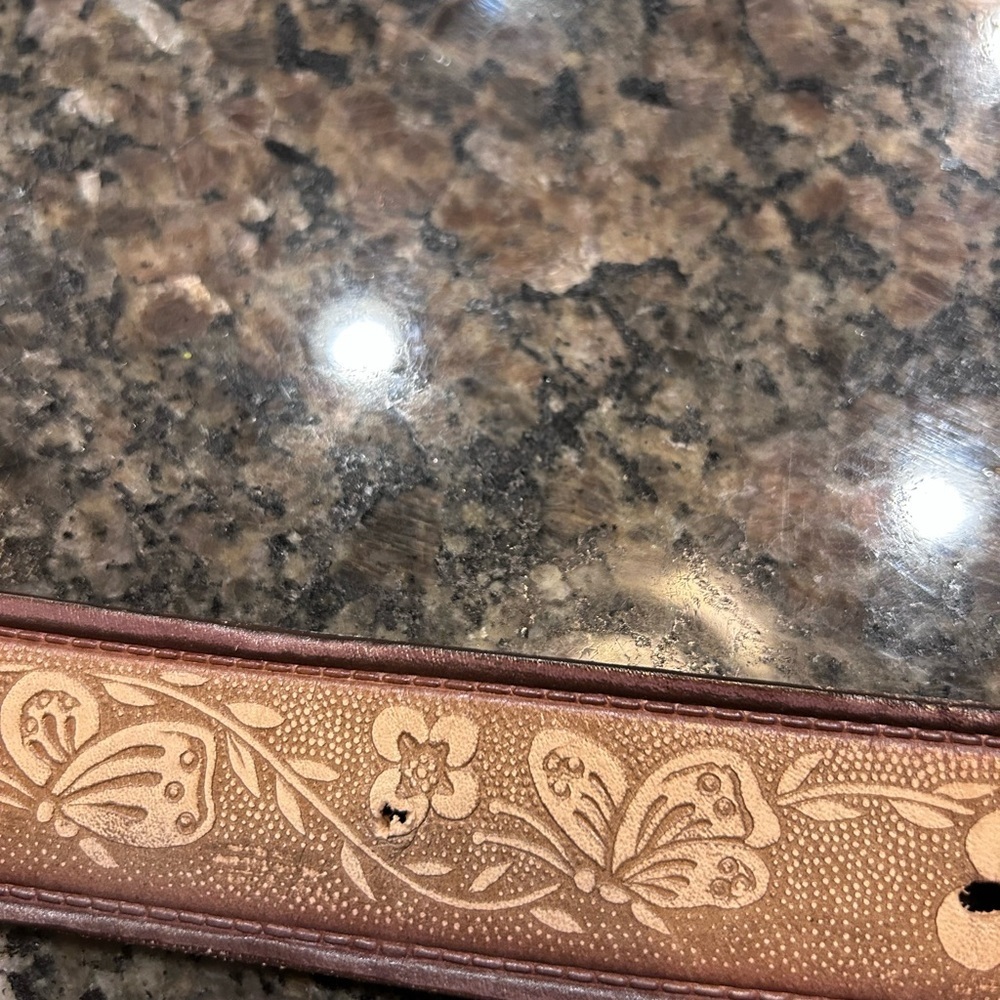 R.G. Bullco Cowhide Goods Belt Tan & Cream Belt w Gold Hardware
Size 46” - Picture 6 of 7